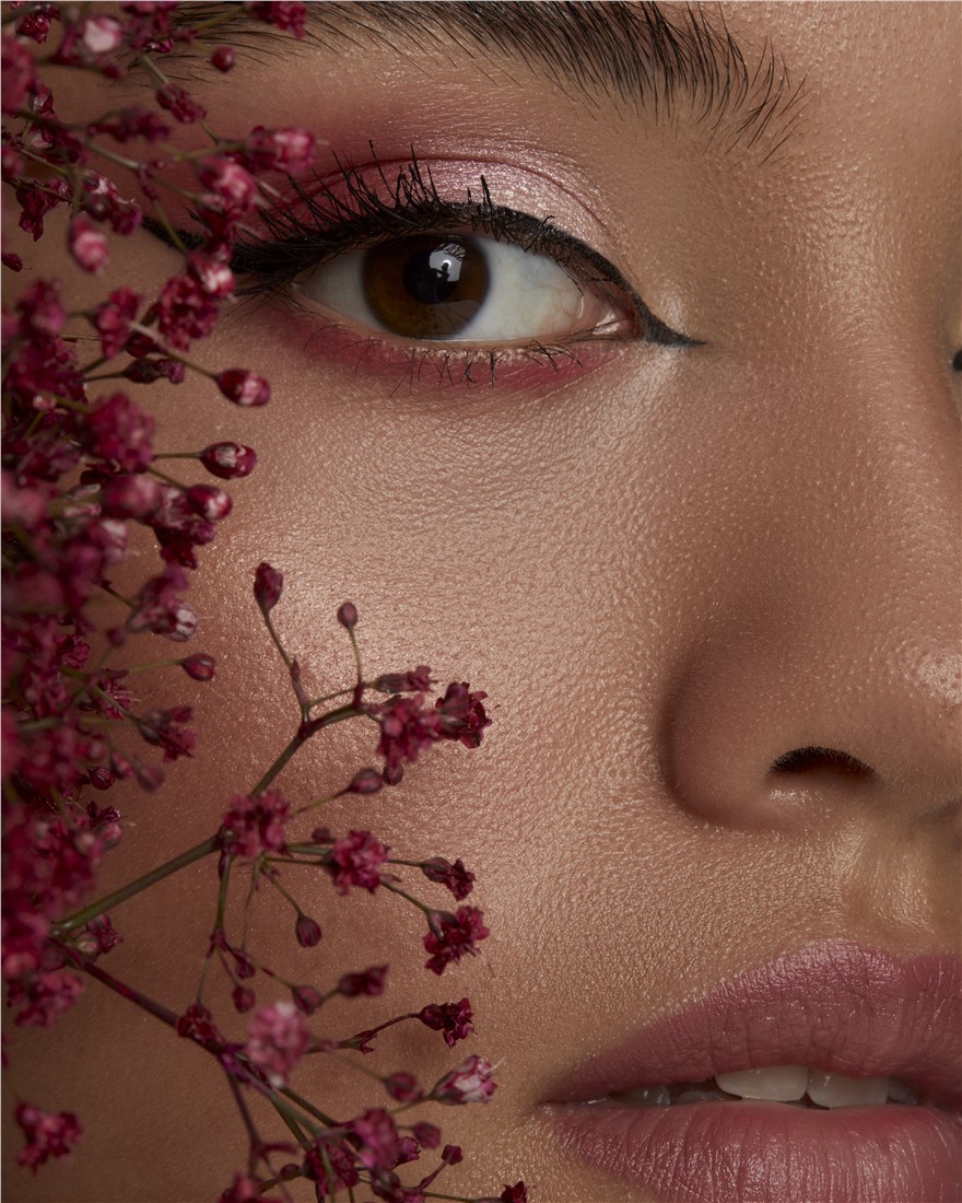 Detailaufnahme eines rosa Augen-Makeups mit Eyeliner