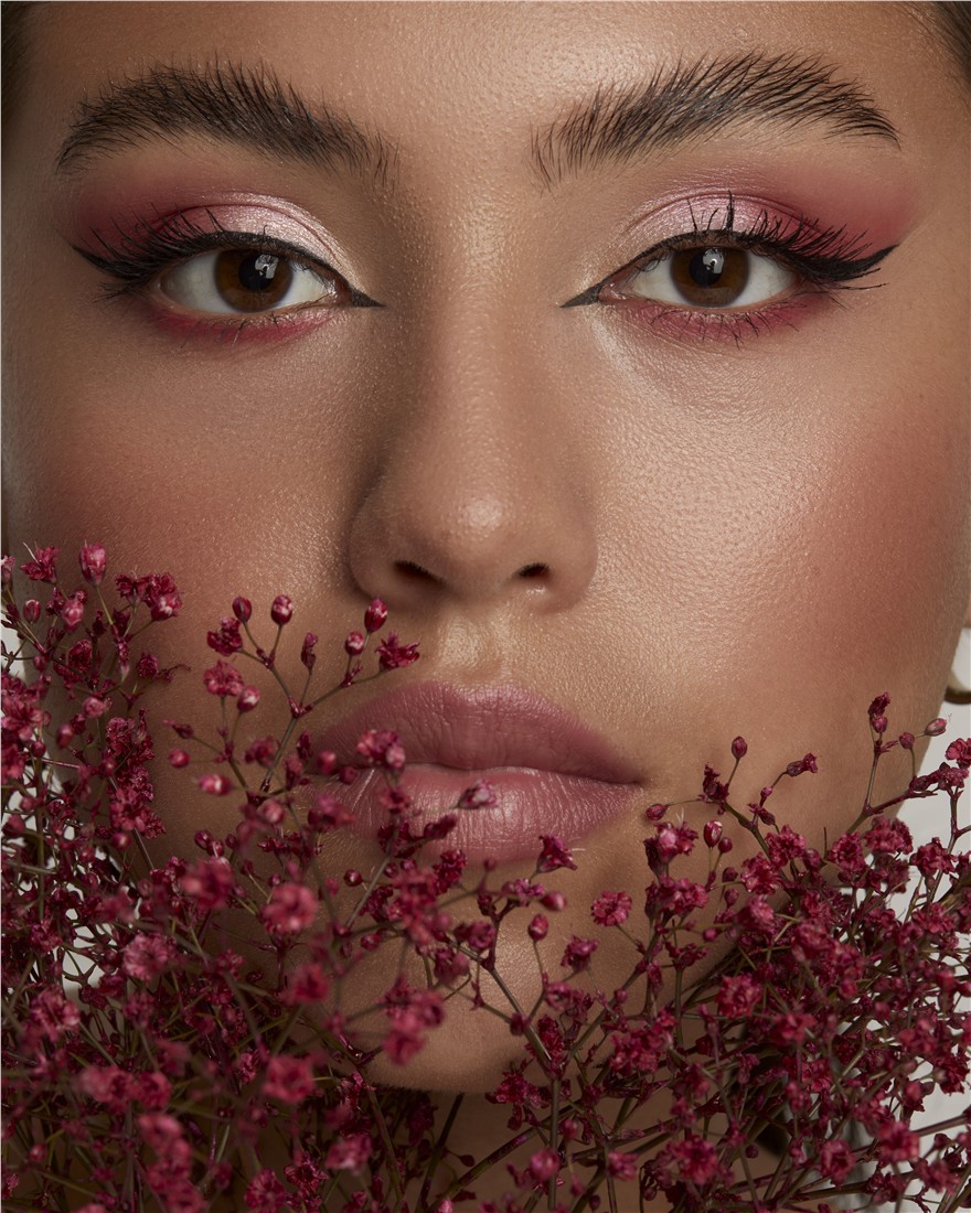 Rosa Augen-Makeup mit Blüten und glowy Skin